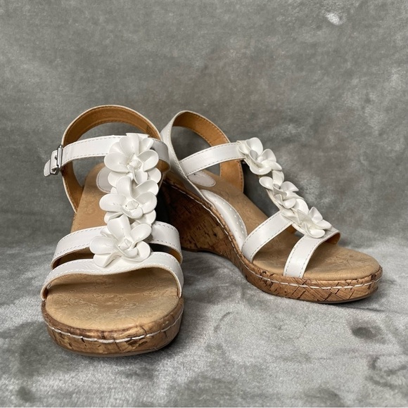 b.o.c Evita Strappy Wedge Sandal White with Buckle Closure Floral T-Strap Size 8 - Picture 2 of 12